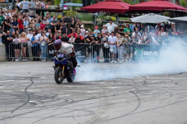 Akrobasi ve dublörlük yapan akrobasi sürücüsü Banja Luka 'da motosiklet ve moto festivali yapıyor.