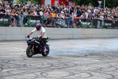 Akrobasi ve dublörlük yapan akrobasi sürücüsü Banja Luka 'da motosiklet ve moto festivali yapıyor.
