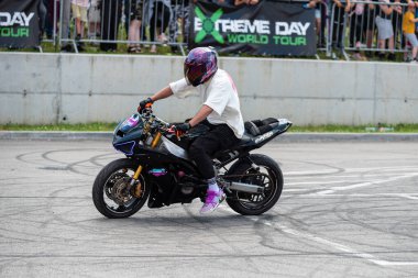 Akrobasi ve dublörlük yapan akrobasi sürücüsü Banja Luka 'da motosiklet ve moto festivali yapıyor.