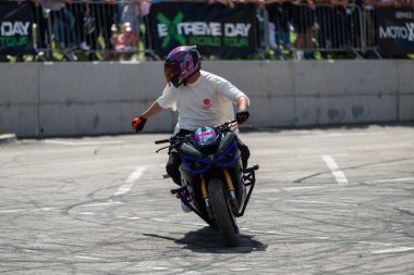 Akrobasi ve dublörlük yapan akrobasi sürücüsü Banja Luka 'da motosiklet ve moto festivali yapıyor.