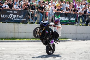 Dublör sürücüsü motosikleti ve moto festivaliyle Banja Luka 'da