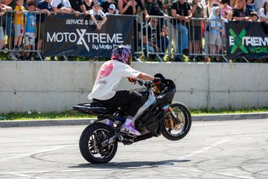 Dublör sürücüsü motosikleti ve moto festivaliyle Banja Luka 'da