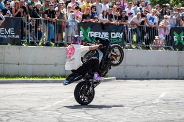 Dublör sürücüsü motosikleti ve moto festivaliyle Banja Luka 'da
