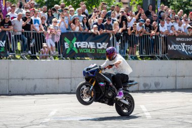 Dublör sürücüsü motosikleti ve moto festivaliyle Banja Luka 'da
