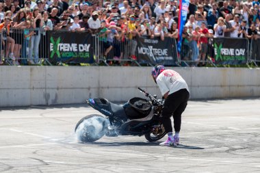 Dublör sürücüsü motorsikleti ve moto festivali için Banja Luka 'ya gitti.