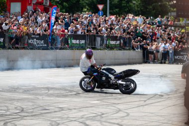 Dublör sürücüsü motorsikleti ve moto festivali için Banja Luka 'ya gitti.