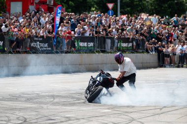Dublör sürücüsü motorsikleti ve moto festivali için Banja Luka 'ya gitti.