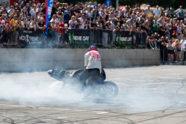 Dublör sürücüsü motorsikleti ve moto festivali için Banja Luka 'ya gitti.