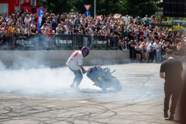 Dublör sürücüsü motorsikleti ve moto festivali için Banja Luka 'ya gitti.