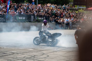 Dublör sürücüsü motorsikleti ve moto festivali için Banja Luka 'ya gitti.