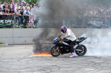 Akrobasi ve dublörlük yapan akrobasi sürücüsü Banja Luka 'da motosiklet ve moto festivali yapıyor.
