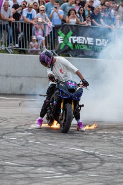 Dublör, Banja Luka 'da motorsiklet ve moto festivalinde patinaj çekti