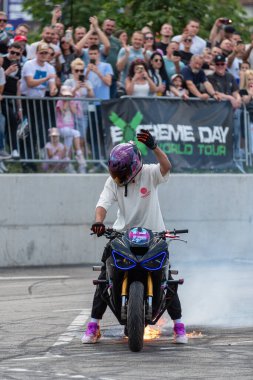 Dublör, Banja Luka 'da motorsiklet ve moto festivalinde patinaj çekti