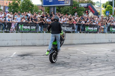 Dublör, Banja Luka 'daki Moto Festivali' nde motosikletiyle dublörlük yapıyor.
