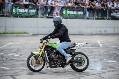 Akrobasi ve dublörlüğünü Banja Luka 'da motosiklet festivalinde yapıyor.