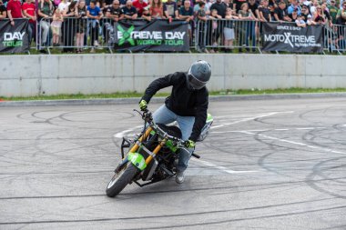Akrobasi ve dublörlüğünü Banja Luka 'da motosiklet festivalinde yapıyor.