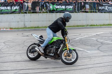 Akrobasi ve dublörlüğünü Banja Luka 'da motosiklet festivalinde yapıyor.