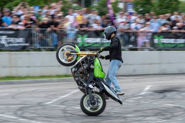 Dublör, Banja Luka 'daki Moto Festivali' nde motosikletiyle dublörlük yapıyor.