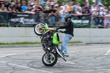Dublör, Banja Luka 'daki Moto Festivali' nde motosikletiyle dublörlük yapıyor.