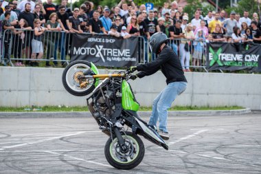 Dublör, Banja Luka 'daki Moto Festivali' nde motosikletiyle dublörlük yapıyor.