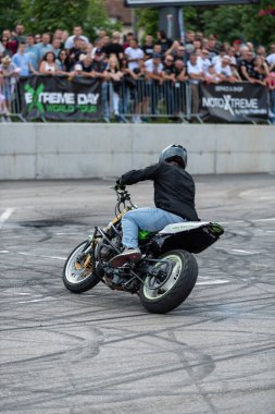 Akrobasi ve dublörlüğünü Banja Luka 'da motosiklet festivalinde yapıyor.