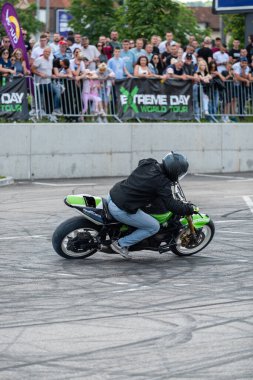 Akrobasi ve dublörlüğünü Banja Luka 'da motosiklet festivalinde yapıyor.