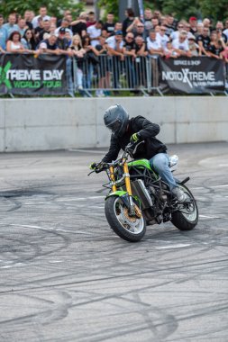 Akrobasi ve dublörlüğünü Banja Luka 'da motosiklet festivalinde yapıyor.