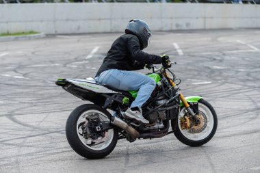 Akrobasi ve dublörlüğünü Banja Luka 'da motosiklet festivalinde yapıyor.