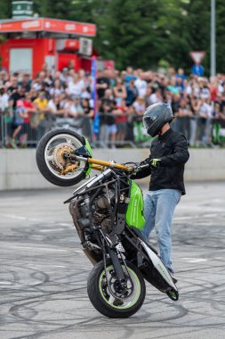 Dublör, Banja Luka 'daki Moto Festivali' nde motosikletiyle dublörlük yapıyor.