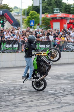 Dublör, Banja Luka 'daki Moto Festivali' nde motosikletiyle dublörlük yapıyor.