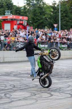 Dublör, Banja Luka 'daki Moto Festivali' nde motosikletiyle dublörlük yapıyor.