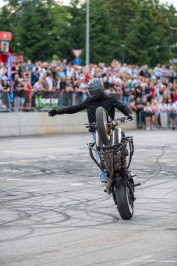 Dublör, Banja Luka 'daki Moto Festivali' nde motosikletiyle dublörlük yapıyor.