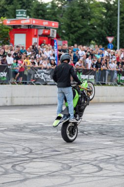 Dublör, Banja Luka 'daki Moto Festivali' nde motosikletiyle dublörlük yapıyor.