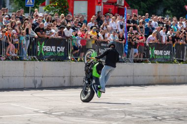 Dublör, Banja Luka 'daki Moto Festivali' nde motosikletiyle dublörlük yapıyor.