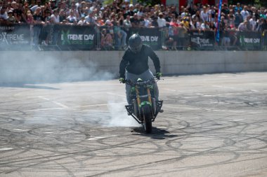 Dublör Banja Luka 'daki Moto Festivali' nde motosikletiyle patinaj çekiyor.