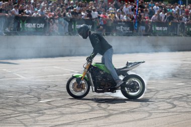 Dublör Banja Luka 'daki Moto Festivali' nde motosikletiyle patinaj çekiyor.