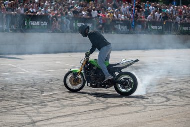 Dublör Banja Luka 'daki Moto Festivali' nde motosikletiyle patinaj çekiyor.