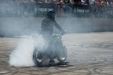 Dublör Banja Luka 'daki Moto Festivali' nde motosikletiyle patinaj çekiyor.