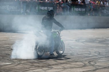 Dublör Banja Luka 'daki Moto Festivali' nde motosikletiyle patinaj çekiyor.