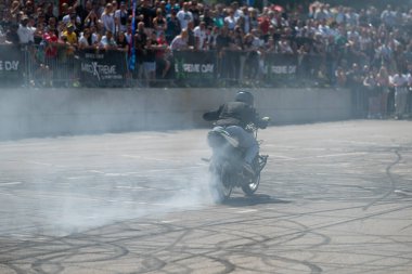 Dublör Banja Luka 'daki Moto Festivali' nde motosikletiyle patinaj çekiyor.