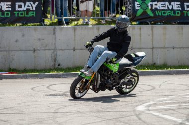 Akrobasi ve dublörlüğünü Banja Luka 'da motosiklet festivalinde yapıyor.