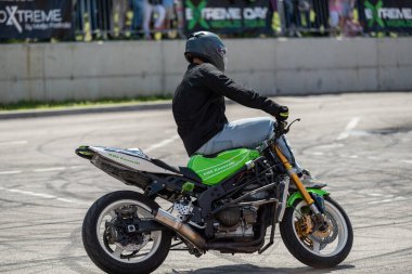 Akrobasi ve dublörlüğünü Banja Luka 'da motosiklet festivalinde yapıyor.