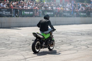 Akrobasi ve dublörlüğünü Banja Luka 'da motosiklet festivalinde yapıyor.