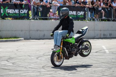 Akrobasi ve dublörlüğünü Banja Luka 'da motosiklet festivalinde yapıyor.