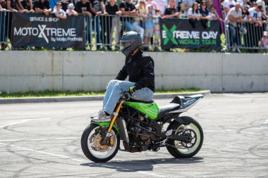 Akrobasi ve dublörlüğünü Banja Luka 'da motosiklet festivalinde yapıyor.