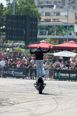 Akrobasi ve dublörlüğünü Banja Luka 'da motosiklet festivalinde yapıyor.