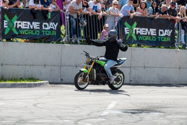 Akrobasi ve dublörlüğünü Banja Luka 'da motosiklet festivalinde yapıyor.