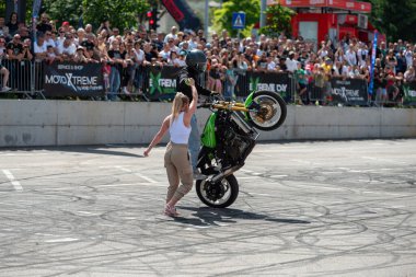 Dublör sürücüsü Banja Luka 'daki Moto Festivali' nde kız arkadaşının etrafında dolanıyor.