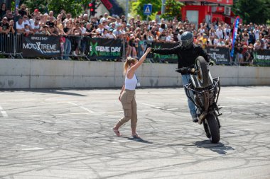 Dublör sürücüsü Banja Luka 'daki Moto Festivali' nde kız arkadaşının etrafında dolanıyor.