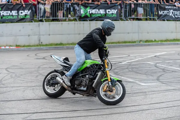 Akrobasi ve dublörlüğünü Banja Luka 'da motosiklet festivalinde yapıyor.